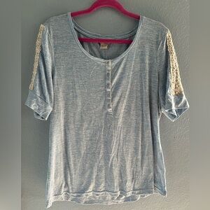 Ariat Women’s XXL Blue Short Sleeve Henley Lace Shoulder Top